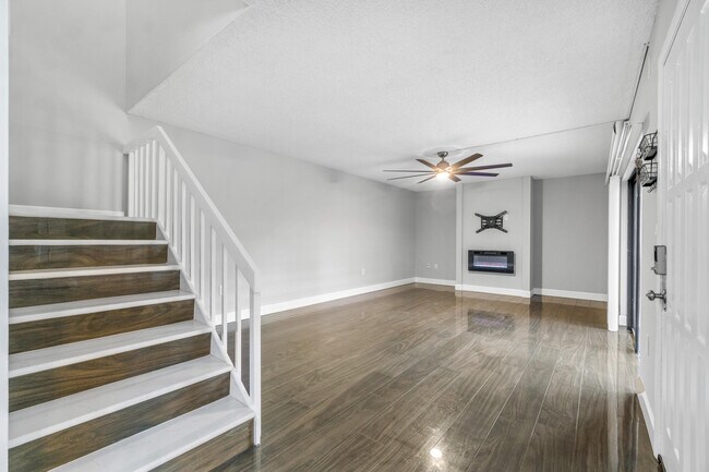 Building Photo - 1015 10th Ct