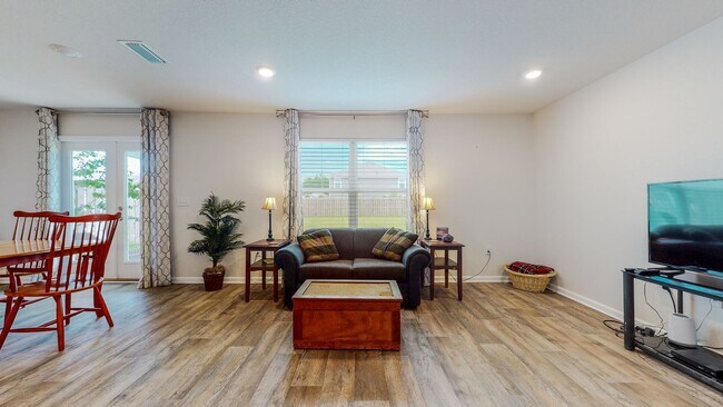 Building Photo - 5 Bedroom / 3 Bathroom Home  in Hammock Bay w/Fenced in Yard