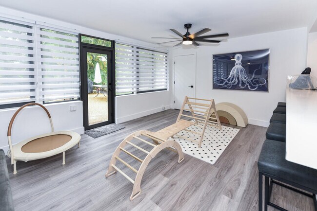 Building Photo - 700 SW 4th St