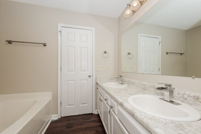 Building Photo - 4008 Calumet Dr