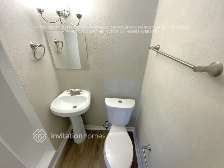 Building Photo - 8812 Camphor Dr