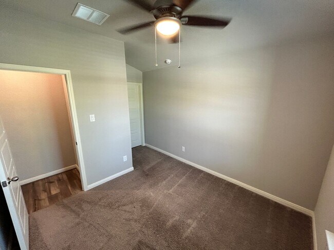 Building Photo - Contemporary 4-bedroom, 3-bathroom