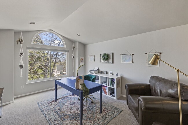 Building Photo - Spacious 6-Bedroom Broadmoor Rental with M...
