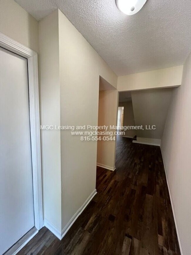 Building Photo - Charming Updated Living Near Historic Downtown Lee’s Summit!