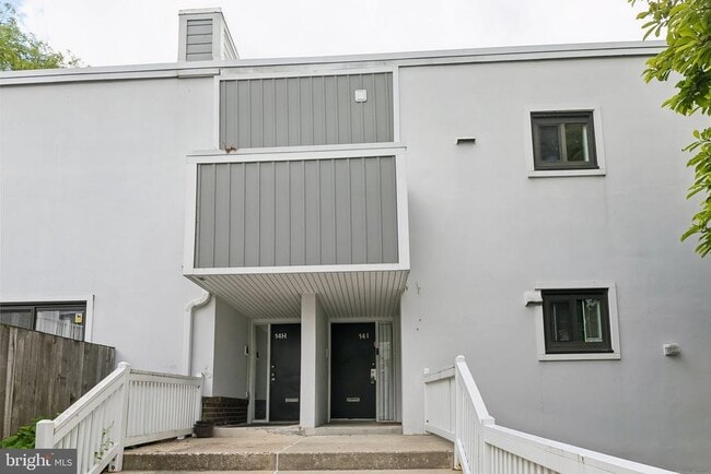 Building Photo - 1740 Oakwood Terrace