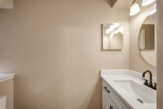 Building Photo - 16326 Heatherdale Dr