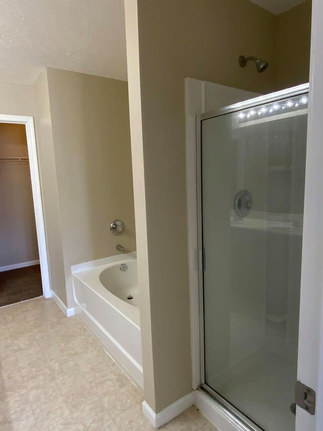 Building Photo - Brentwood Townhome For Lease
