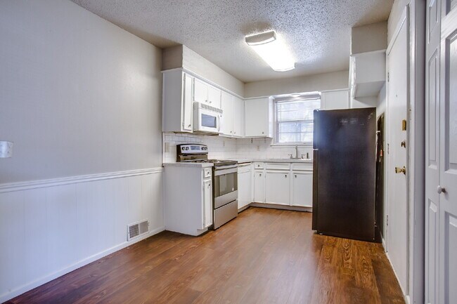 Building Photo - Updated 2 bedroom in Miller School District!