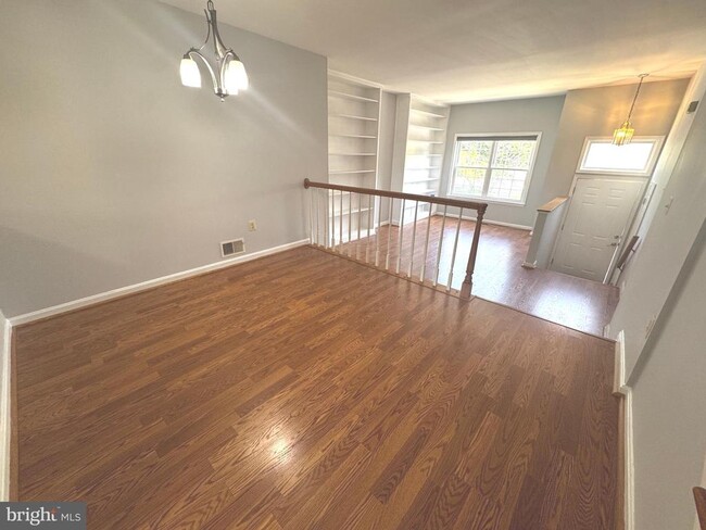 Primary Photo - 7 Martins Square Ln