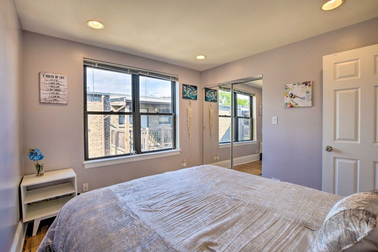 Building Photo - 7423 N Sheridan Rd