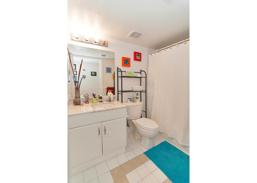 Building Photo - 1200 Brickell Bay Dr