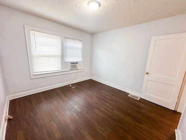 Building Photo - 136 W 37th St