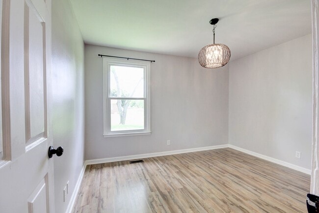 Building Photo - Charming Ranch Style Home with Hardwood Flooring Within Minutes to Fort Campell