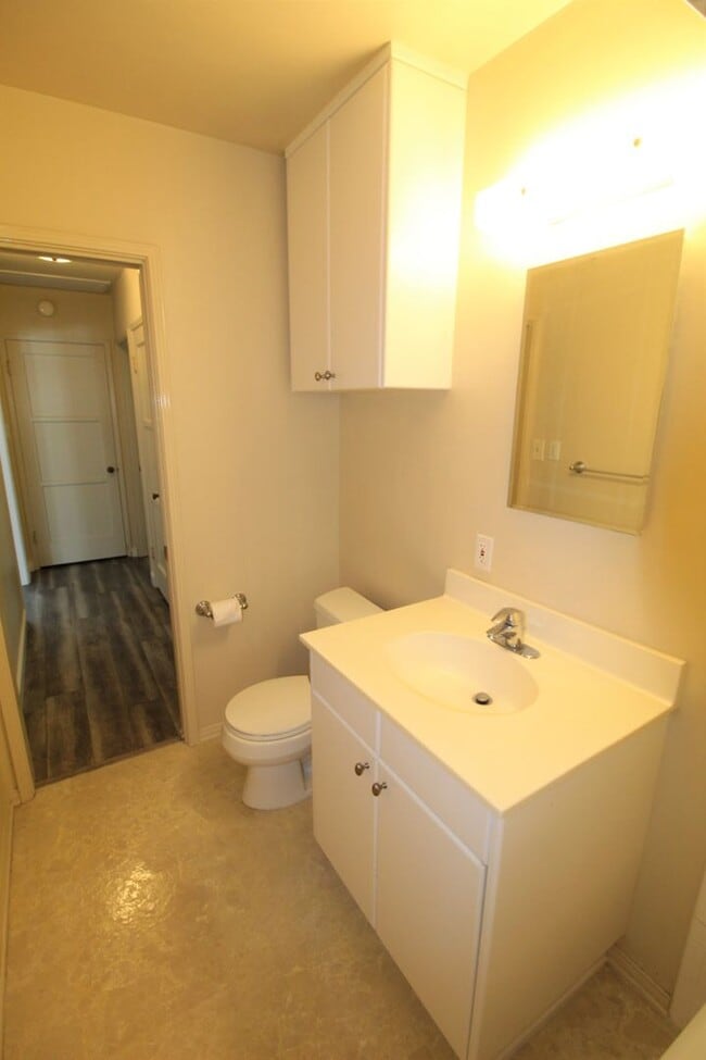 Building Photo - Quaint Home in Desirable Midtown Neighborhood!
