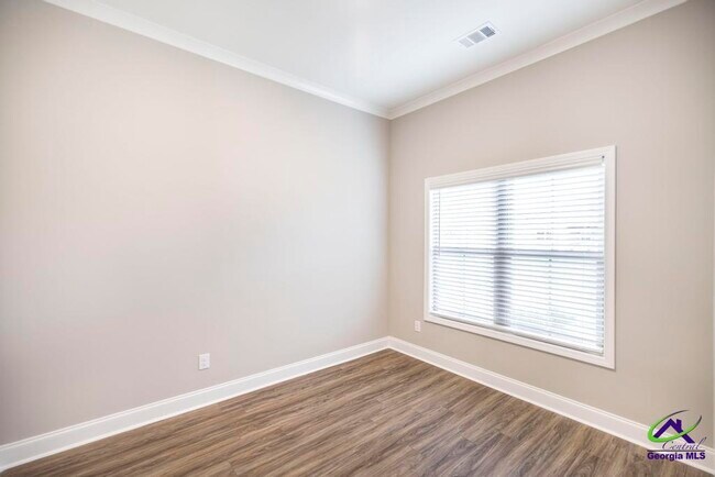Building Photo - 305 Willowbrook Ln