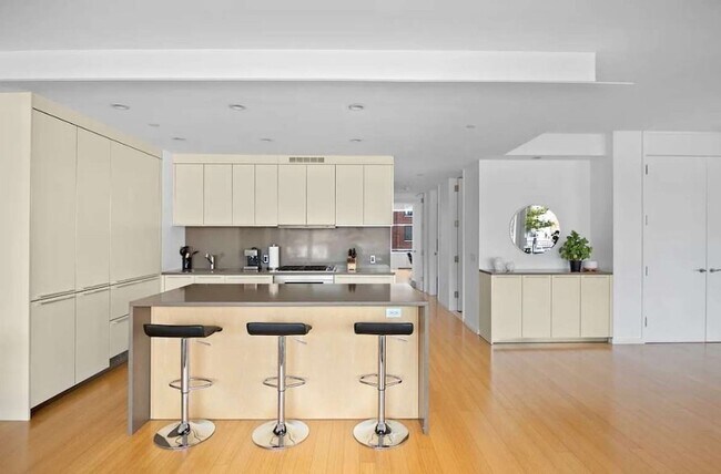 Building Photo - 245 W 19th St