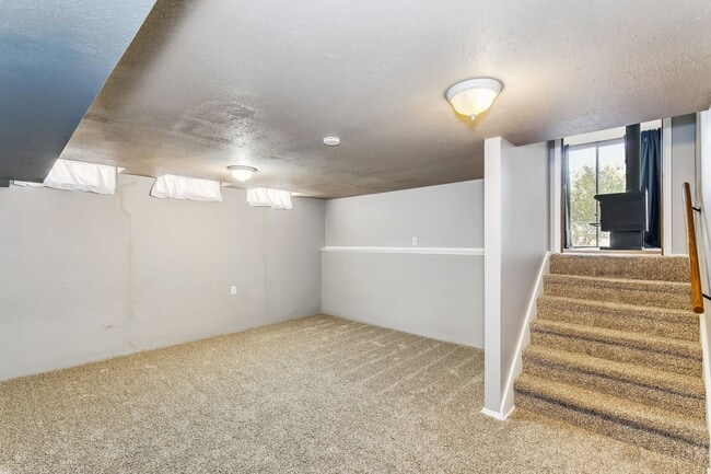 Building Photo - 873 E Greenway Ct