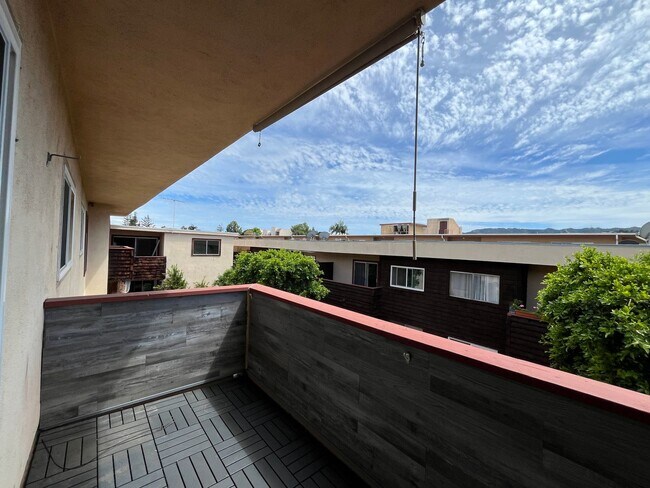 Building Photo - Encino 2+2 w/pool + spa, parking + extra storage!