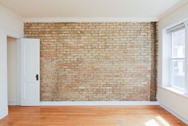 Building Photo - 3042 W Wellington Ave