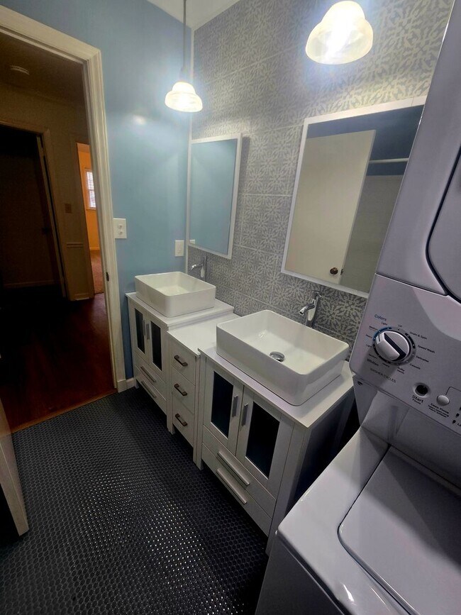 Building Photo - Lindley Park Rental!