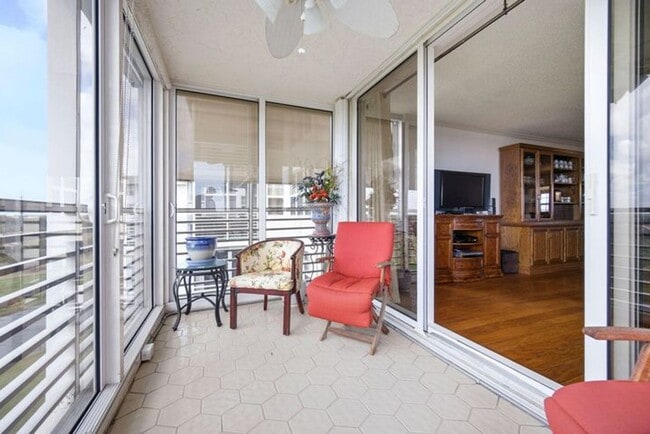 Building Photo - 3507 Oaks Way