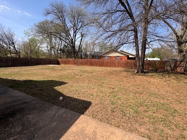 Building Photo - 3 bed 2 bath in a great neighborhood in Norman, Refreshed and ready for move in, 200 0ff by May 1st!
