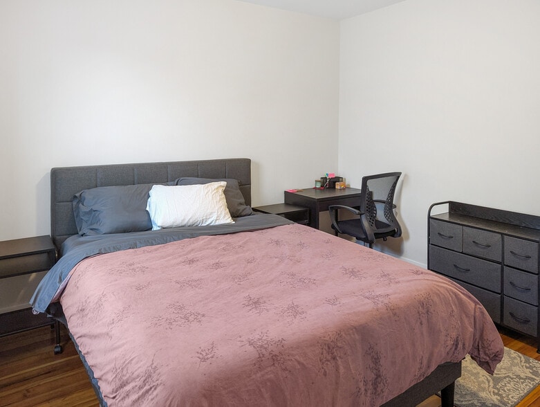Bedroom with en-suite bathroom - 22 Reed St