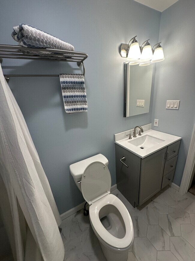 Building Photo - 14 Linden St