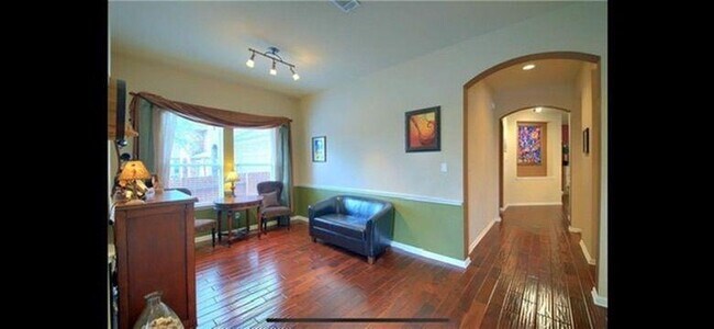 Building Photo - 733 Edwards Walk Dr