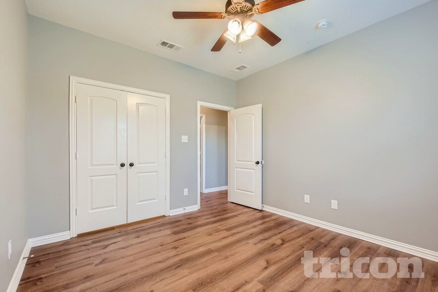 Building Photo - 1990 Timber Oaks Dr