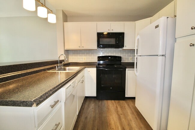 Building Photo - 1348 Hunters Rd