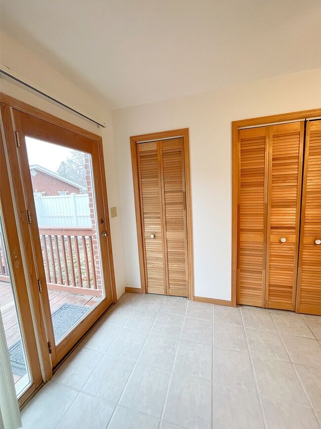 Building Photo - Well-Maintained 2 Bedroom!