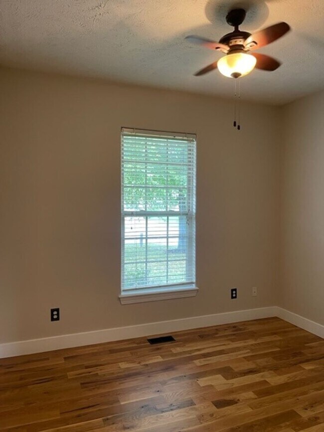Building Photo - PRE-LEASING - 3 Bedroom in East Republic