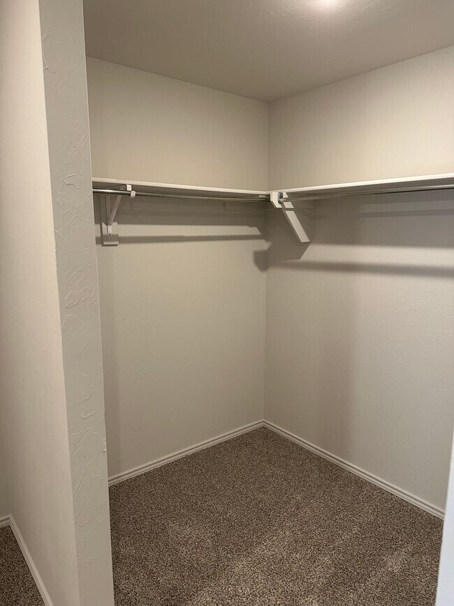 Building Photo - *Pre-leasing* NEWER Three Bedroom | Two Ba...