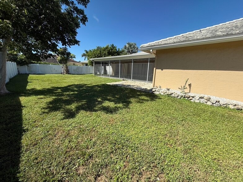 Building Photo - 381 Ortega Ln