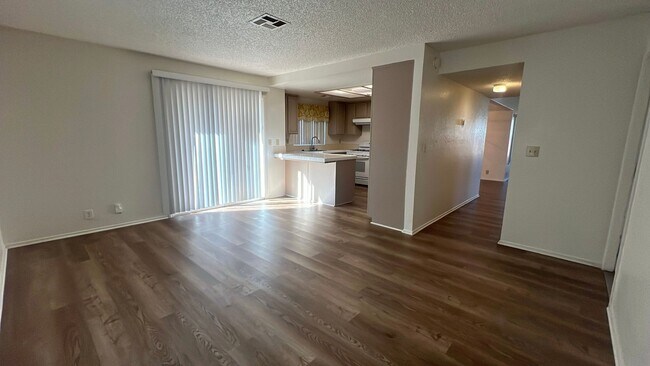 Building Photo - (APPLICATION PENDING) West Lancaster Home in a cul-de-sac