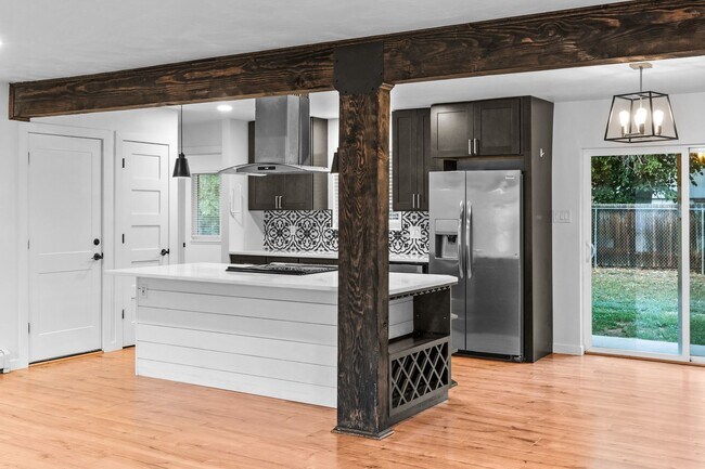 Building Photo - Charming and Renovated 4 Bedroom 2 Bathroo...