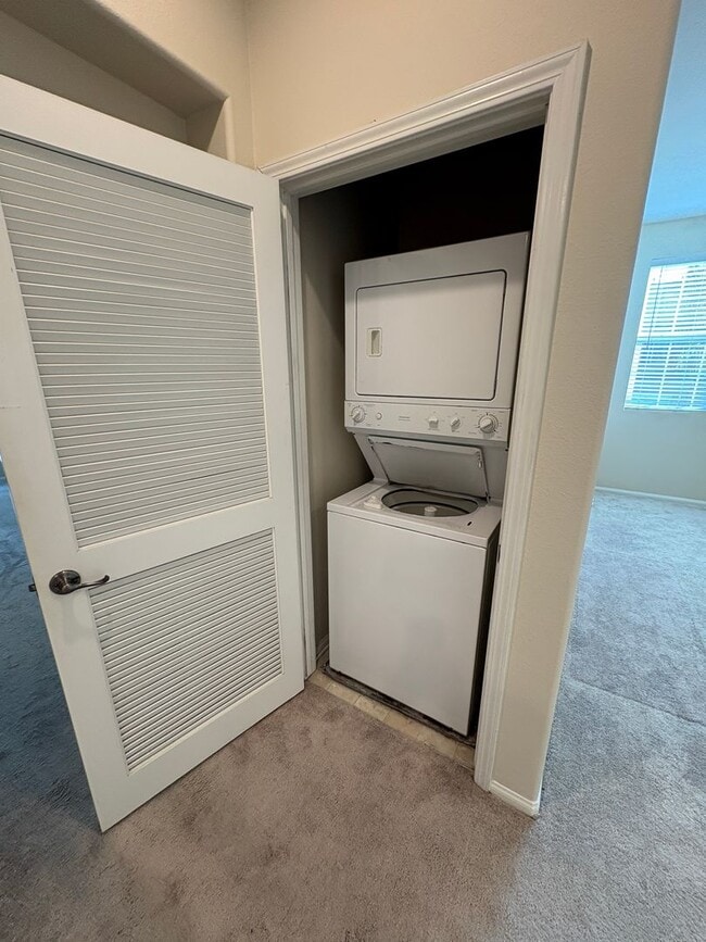 Building Photo - Spacious Townhome in Ventura!