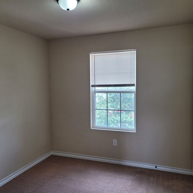 Building Photo - Town home for rent