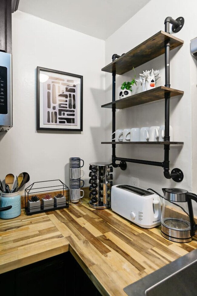 Building Photo - 5551 Churchward St