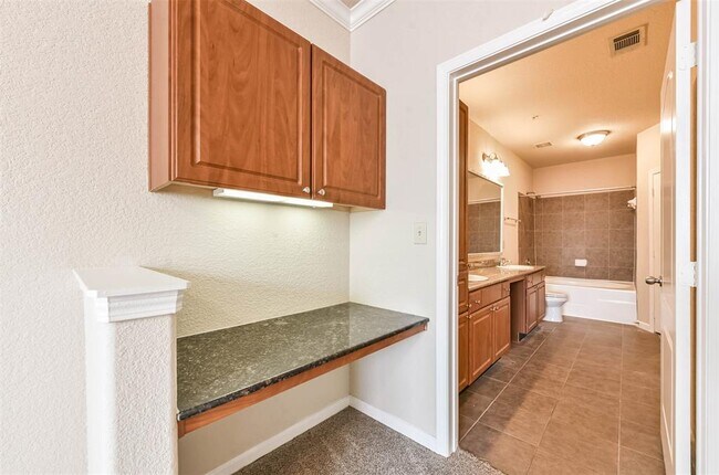 Building Photo - 1711 Old Spanish Trail