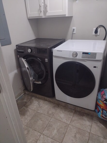 Building Photo - 2092 River Rd