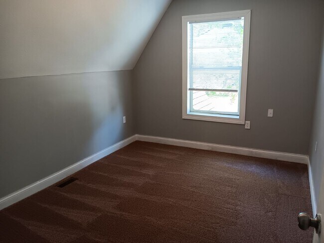 Building Photo - 4 Bed / 2 Full Bath House with Attached Garage — Brand-New Appliances - Built 2006
