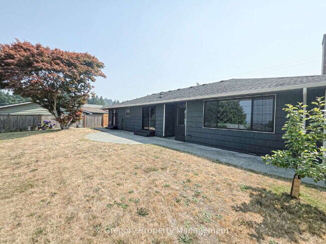 Building Photo - 1715 Holbrook Ave