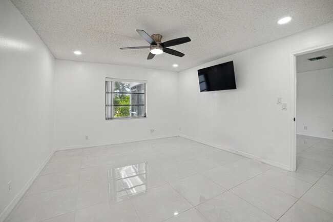 Building Photo - 5242 Privet Pl