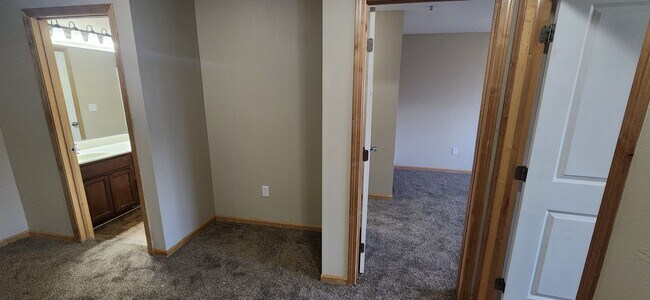 Building Photo - Rare 3 bedroom, 2.5 bathroom rental home w...