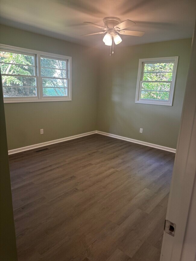 Building Photo - 333 S Eastway Dr