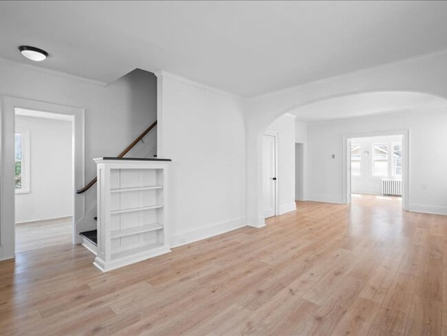 Building Photo - Spacious Pet Friendly 4 Bedroom Rental in ...