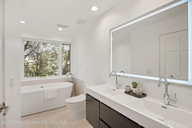 Building Photo - 302 Wild Spring Ln