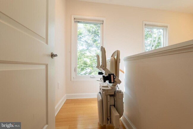 Building Photo - 4614 ROXBURY Dr